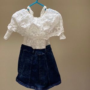 This is a pretty dress fits 2 yr old regular girl (not big girl).